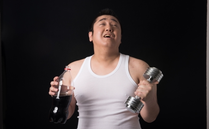 コーラ　VS　ダンベル